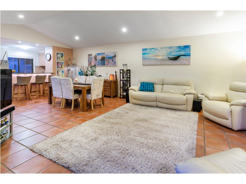 27 Ballybunyon Crescent, Hope Island QLD 4212