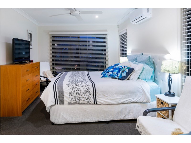 27 Ballybunyon Crescent, Hope Island QLD 4212