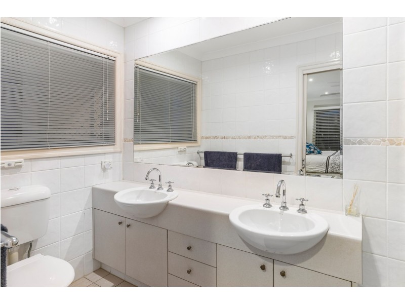 27 Ballybunyon Crescent, Hope Island QLD 4212