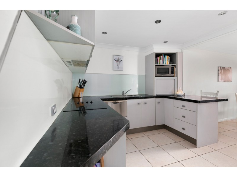 2/28 Errol Avenue, Paradise Point QLD 4216