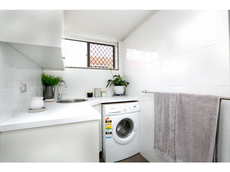 2/28 Errol Avenue, Paradise Point QLD 4216