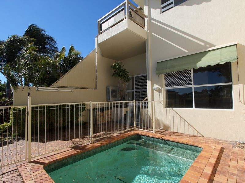 1/100 Morala Avenue, Runaway Bay QLD 4216