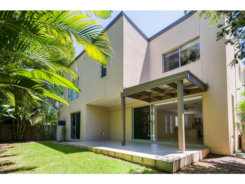 2/5 Wynflo Street, Labrador QLD 4215
