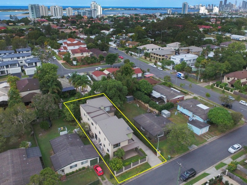 2/5 Wynflo Street, Labrador QLD 4215