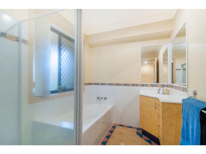 1/8 Errol Avenue, Paradise Point QLD 4216