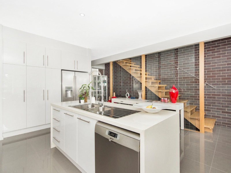 2/24 Drake Avenue, Paradise Point QLD 4216