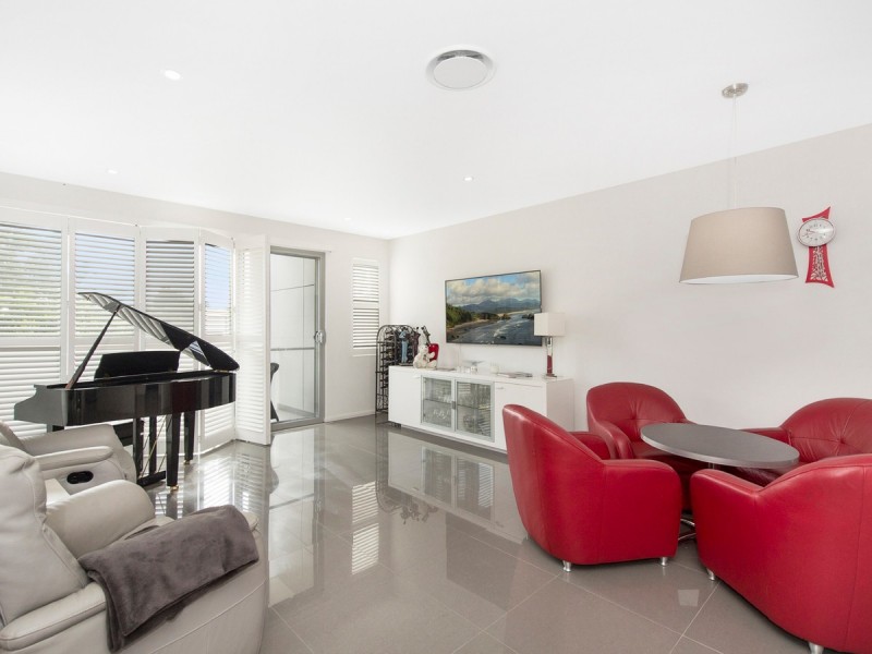 2/24 Drake Avenue, Paradise Point QLD 4216