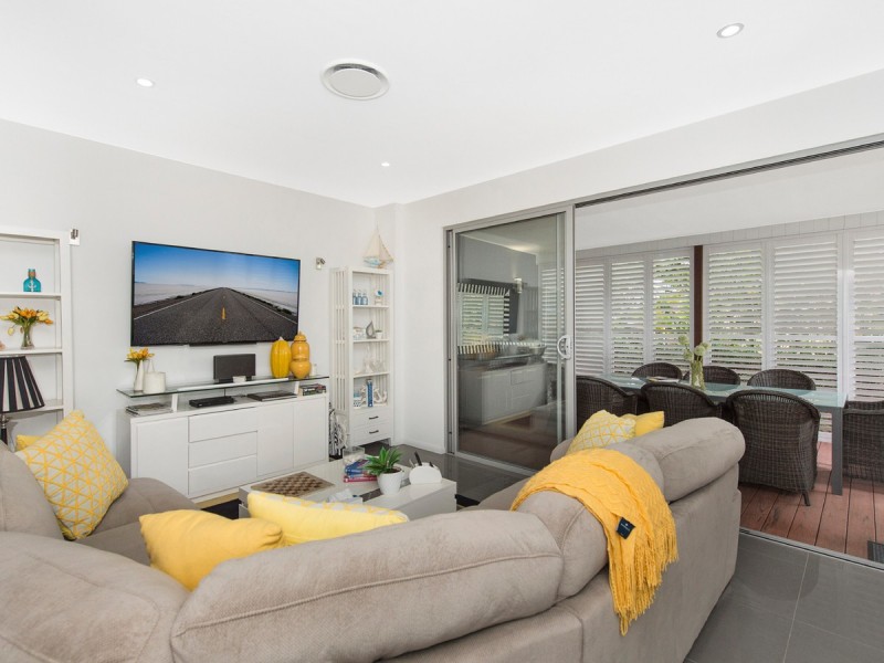 2/24 Drake Avenue, Paradise Point QLD 4216