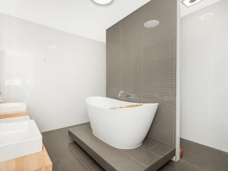2/24 Drake Avenue, Paradise Point QLD 4216