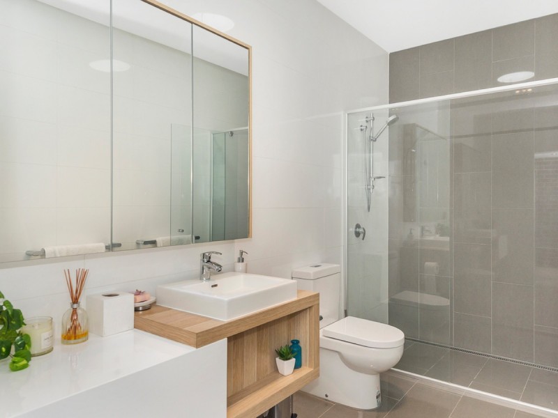2/24 Drake Avenue, Paradise Point QLD 4216