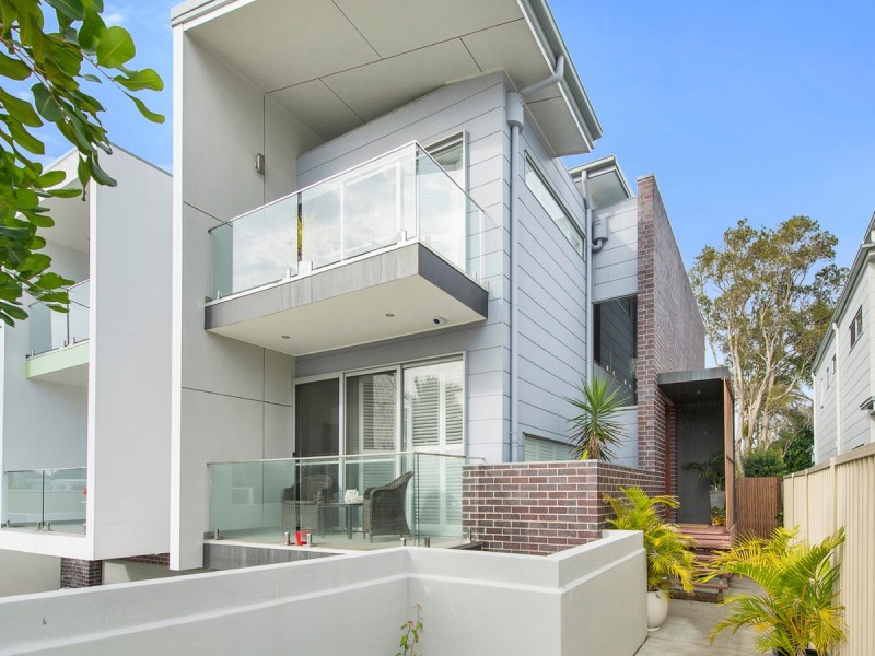 2/24 Drake Avenue, Paradise Point QLD 4216