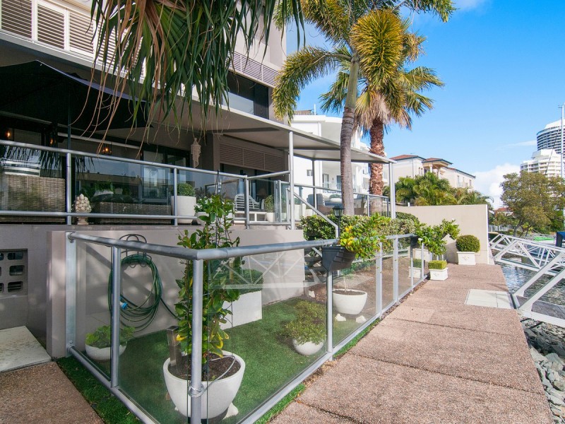 2/36-38 Oatland Esplanade, Runaway Bay QLD 4216