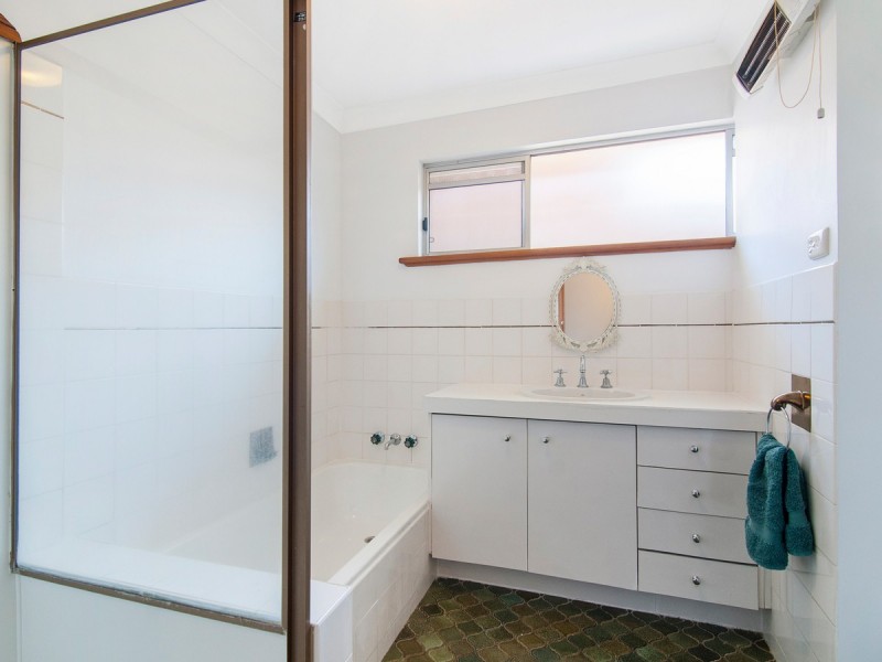 13 Swallow Avenue, Paradise Point QLD 4216