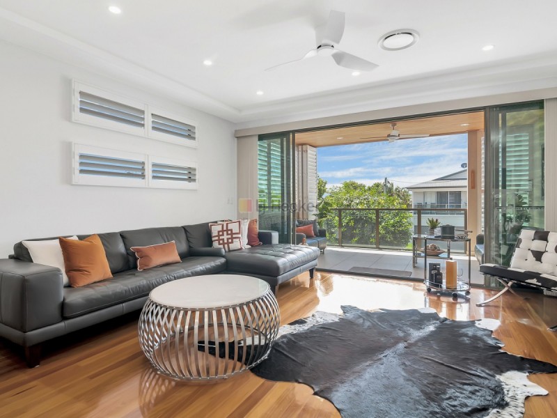 2/8 Eider Avenue, Paradise Point QLD 4216