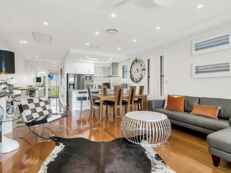 2/8 Eider Avenue, Paradise Point QLD 4216