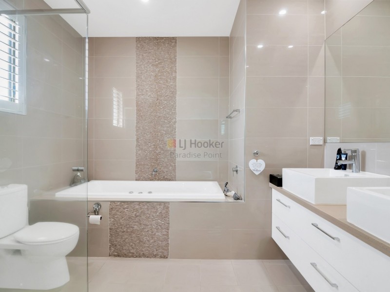 2/8 Eider Avenue, Paradise Point QLD 4216