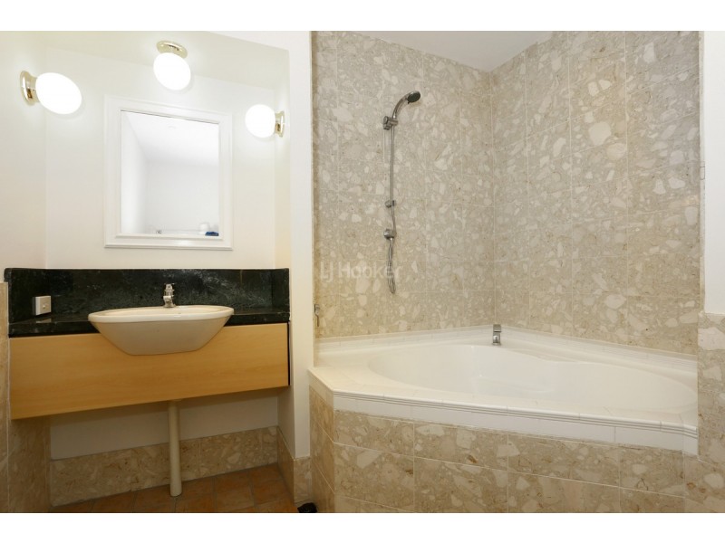 16/14 Pendraat Parade, Hope Island QLD 4212