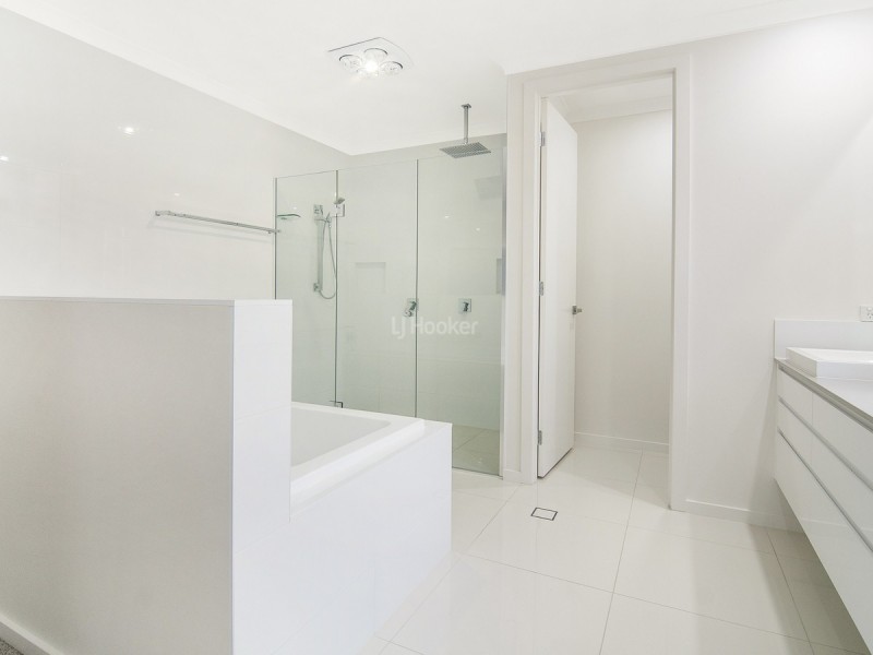 6 Jacaranda Avenue, Hollywell QLD 4216