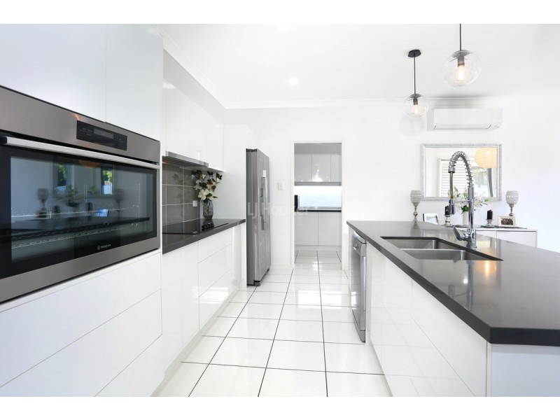 1 Harbour Rise, Hope Island QLD 4212