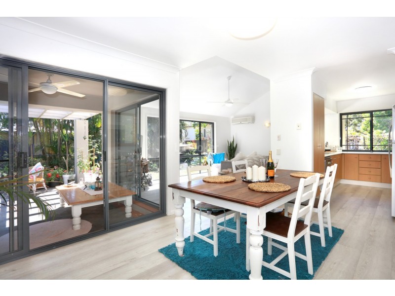 8 Zac Avenue, Coombabah QLD 4216