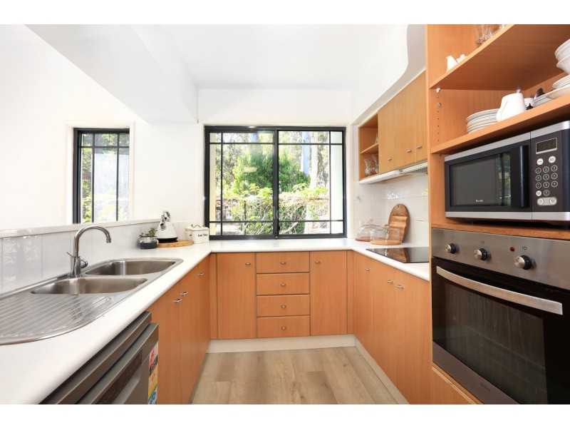 8 Zac Avenue, Coombabah QLD 4216