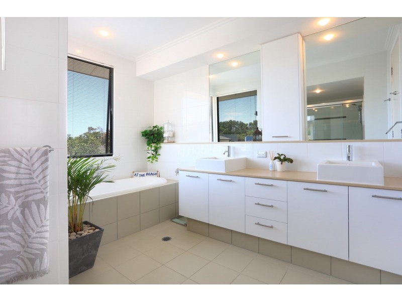 6091 Lugano Drive, Hope Island QLD 4212