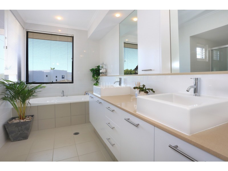 6091 Lugano Drive, Hope Island QLD 4212