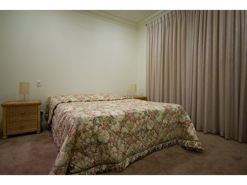 26 Seaspray Street, Paradise Point QLD 4216