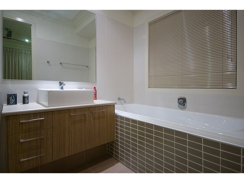 26 Seaspray Street, Paradise Point QLD 4216