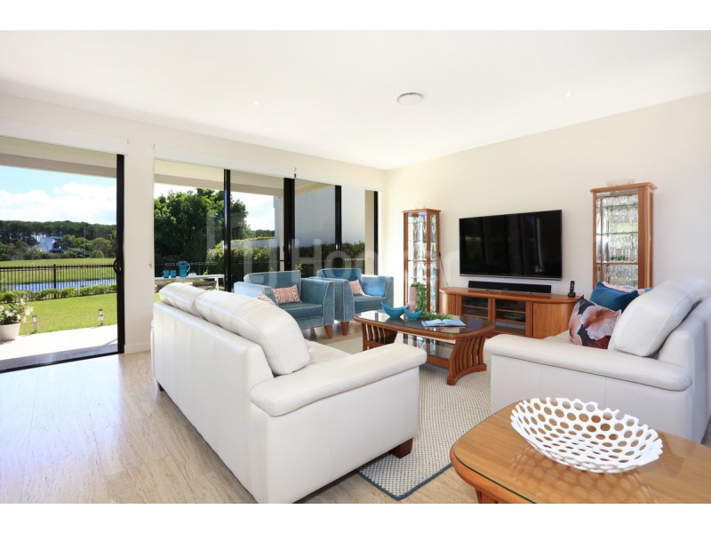 2492 The Parkway, Hope Island QLD 4212