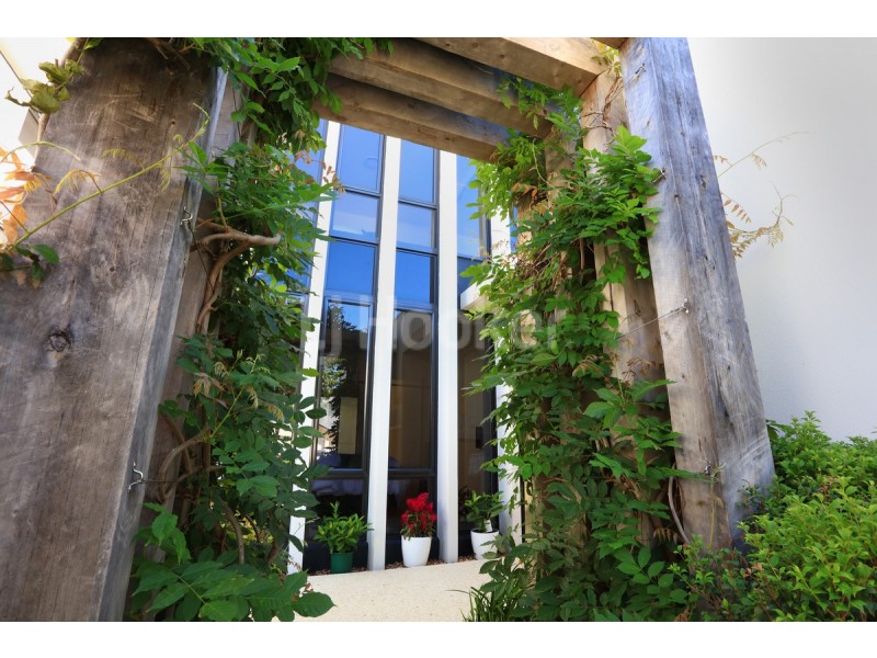 2492 The Parkway, Hope Island QLD 4212