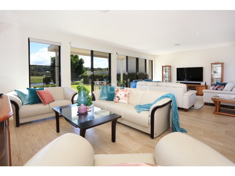 2492 The Parkway, Hope Island QLD 4212