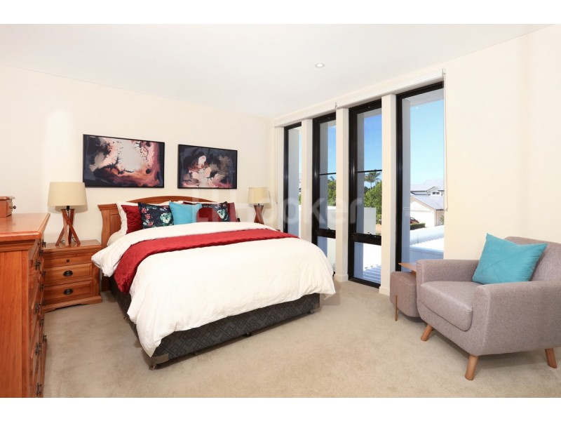 2492 The Parkway, Hope Island QLD 4212