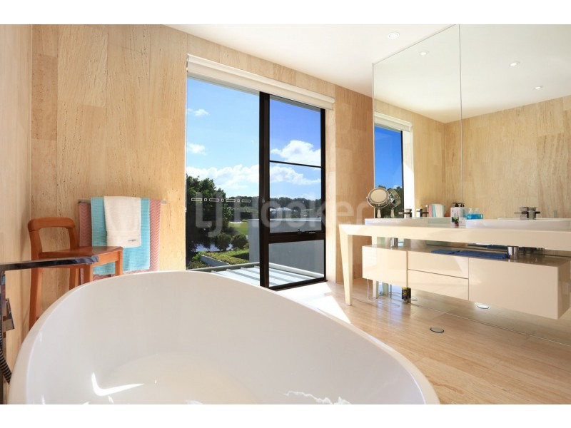 2492 The Parkway, Hope Island QLD 4212