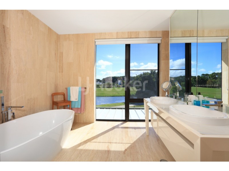 2492 The Parkway, Hope Island QLD 4212