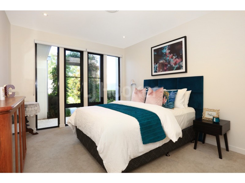 2492 The Parkway, Hope Island QLD 4212