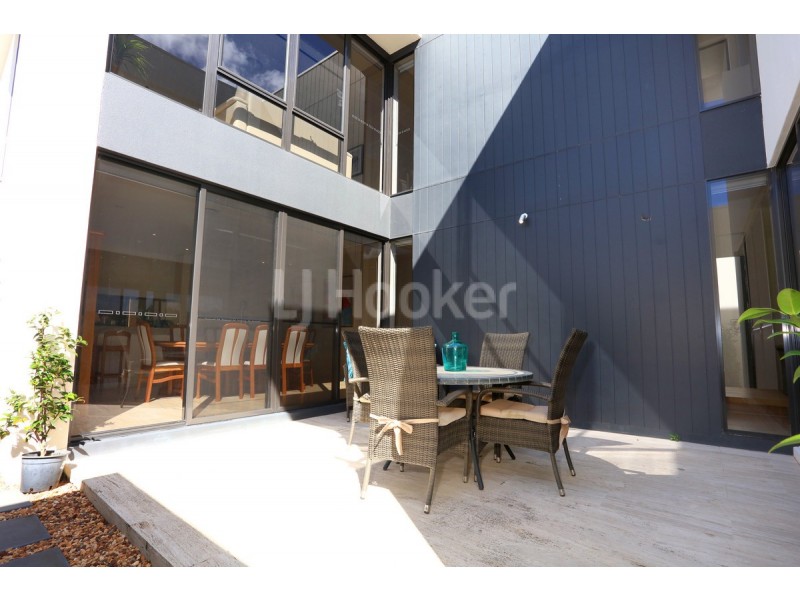 2492 The Parkway, Hope Island QLD 4212