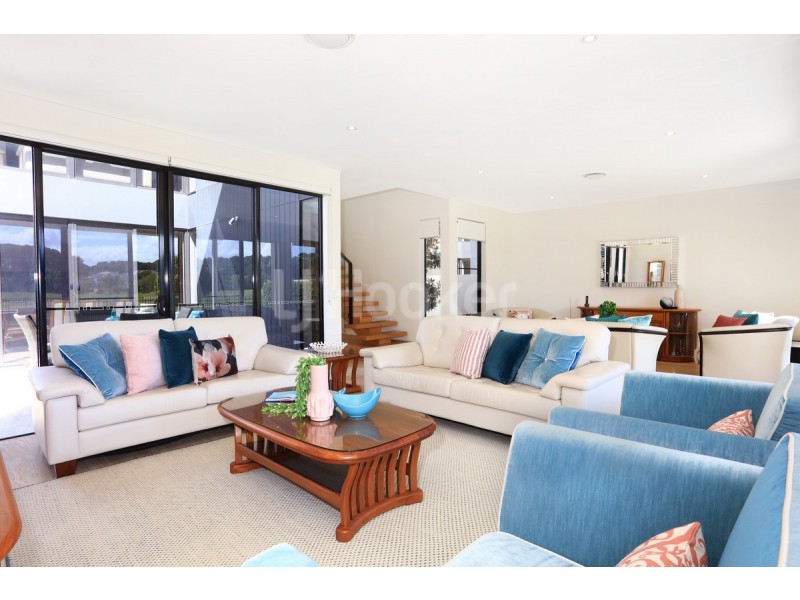 2492 The Parkway, Hope Island QLD 4212