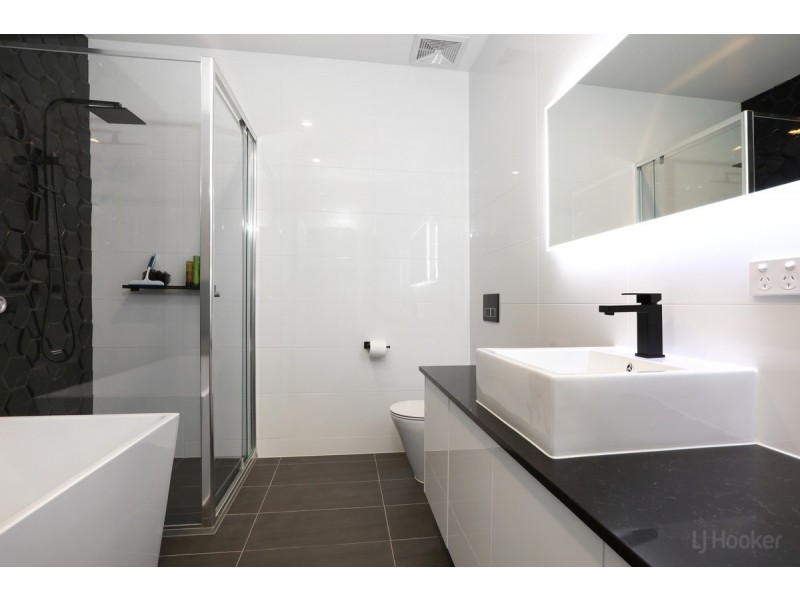 8/4 Hansford Road, Coombabah QLD 4216
