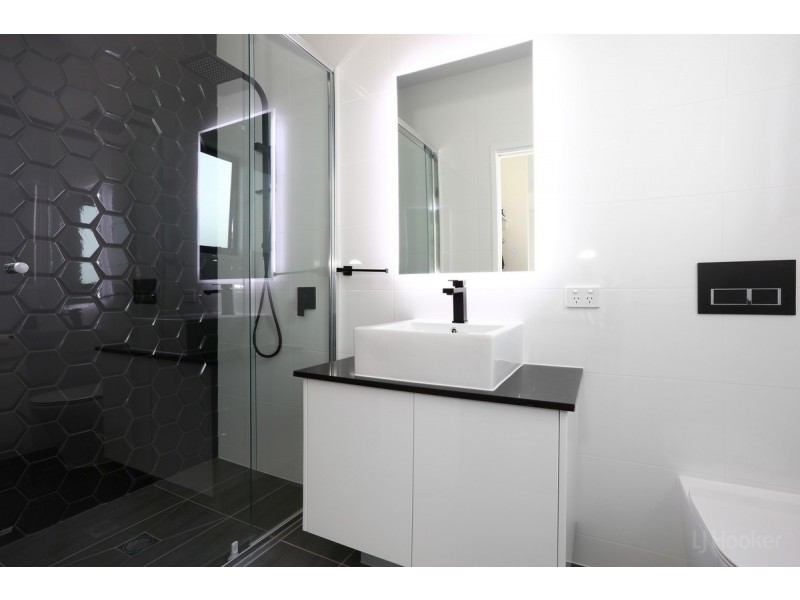 8/4 Hansford Road, Coombabah QLD 4216