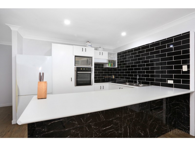 2/4 Jessica Court, Arundel QLD 4214