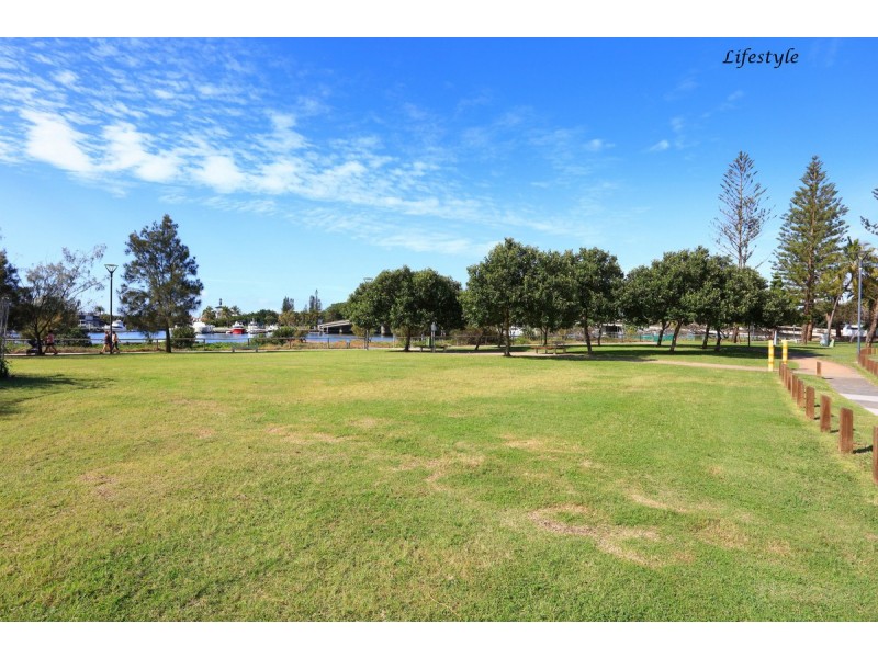 16 Scoter Avenue, Paradise Point QLD 4216