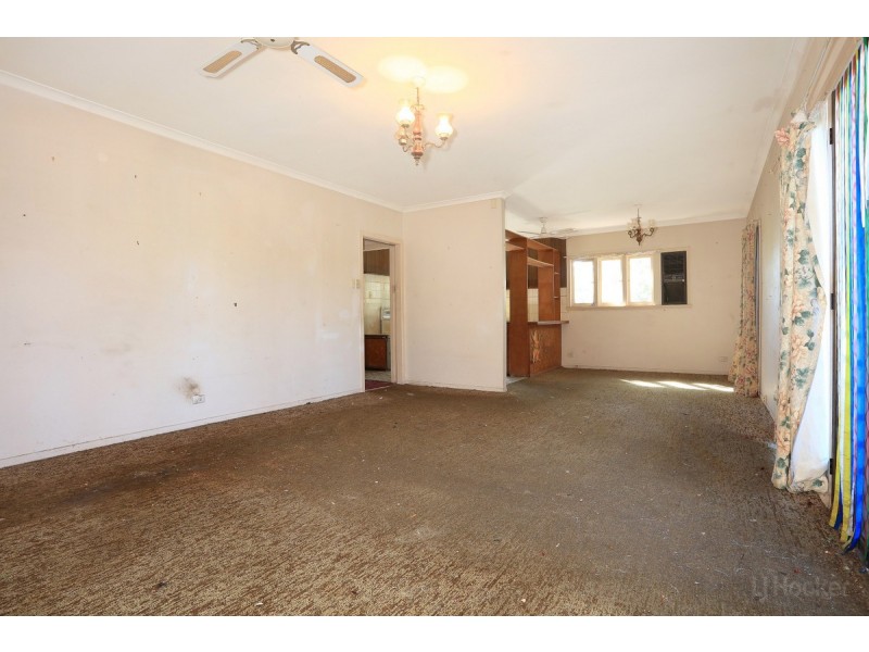 1 Government Road, Labrador QLD 4215