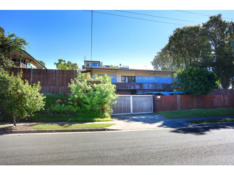 1 Government Road, Labrador QLD 4215