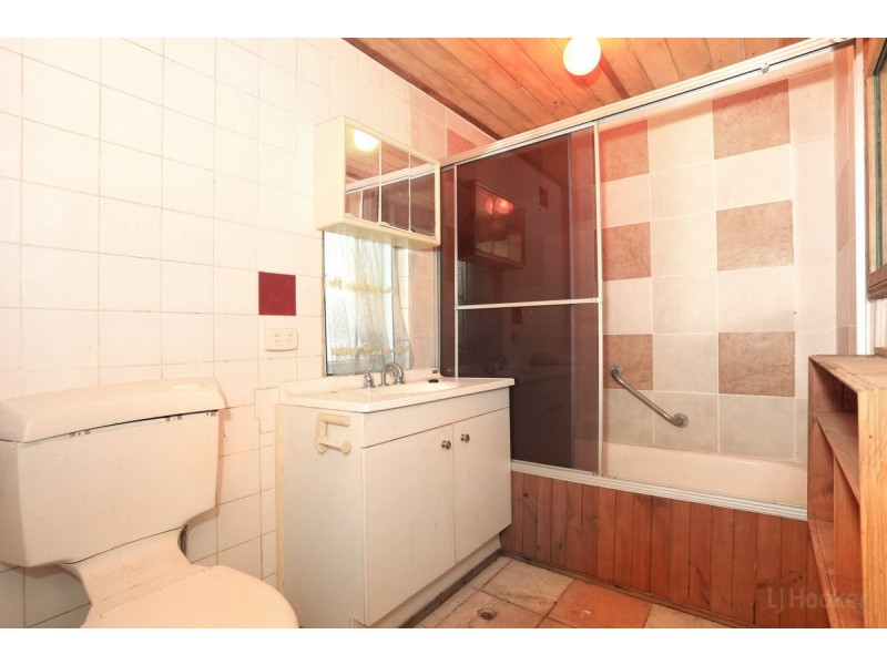 1 Government Road, Labrador QLD 4215