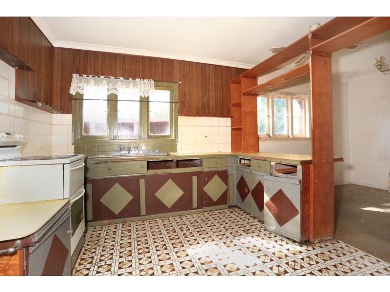 1 Government Road, Labrador QLD 4215