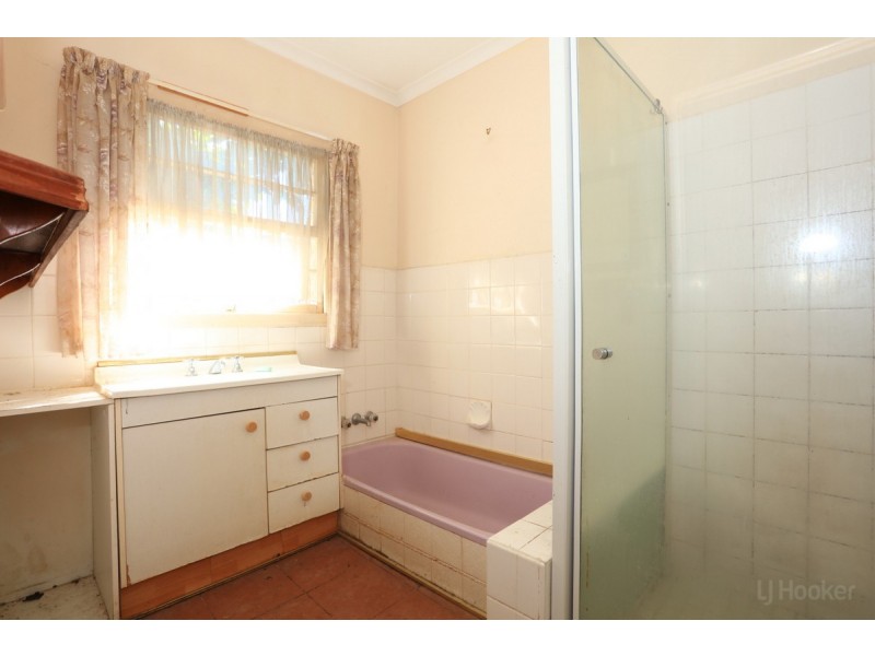 1 Government Road, Labrador QLD 4215