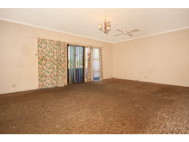 1 Government Road, Labrador QLD 4215