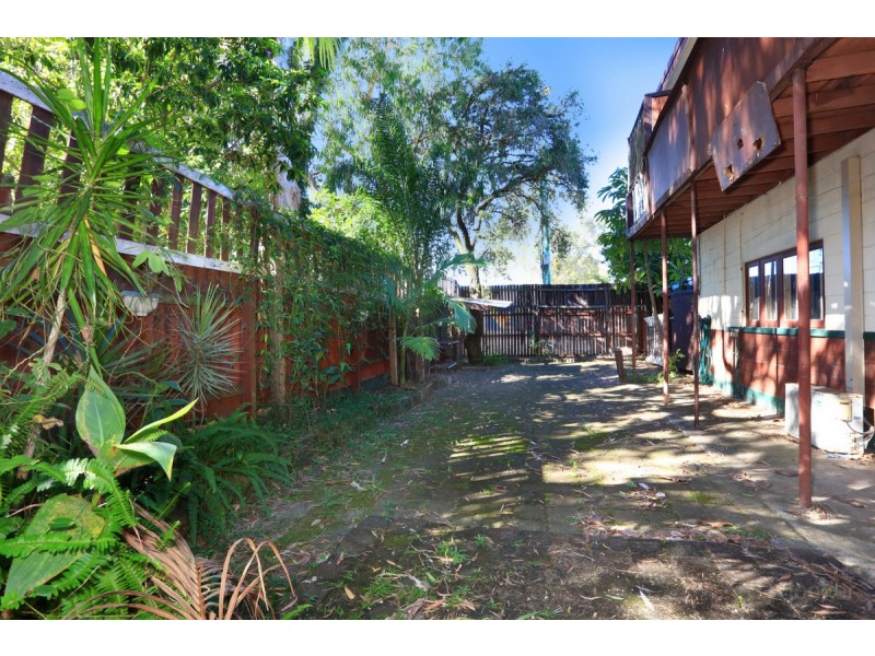 1 Government Road, Labrador QLD 4215