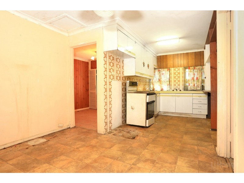 1 Government Road, Labrador QLD 4215